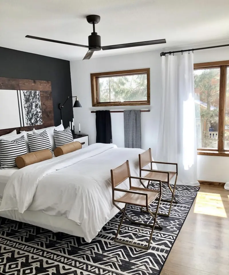 Тканий килим з коротким ворсом та чіткими ромбовидними візерунками в чорно-білій гамі у мінімалістичній спальні