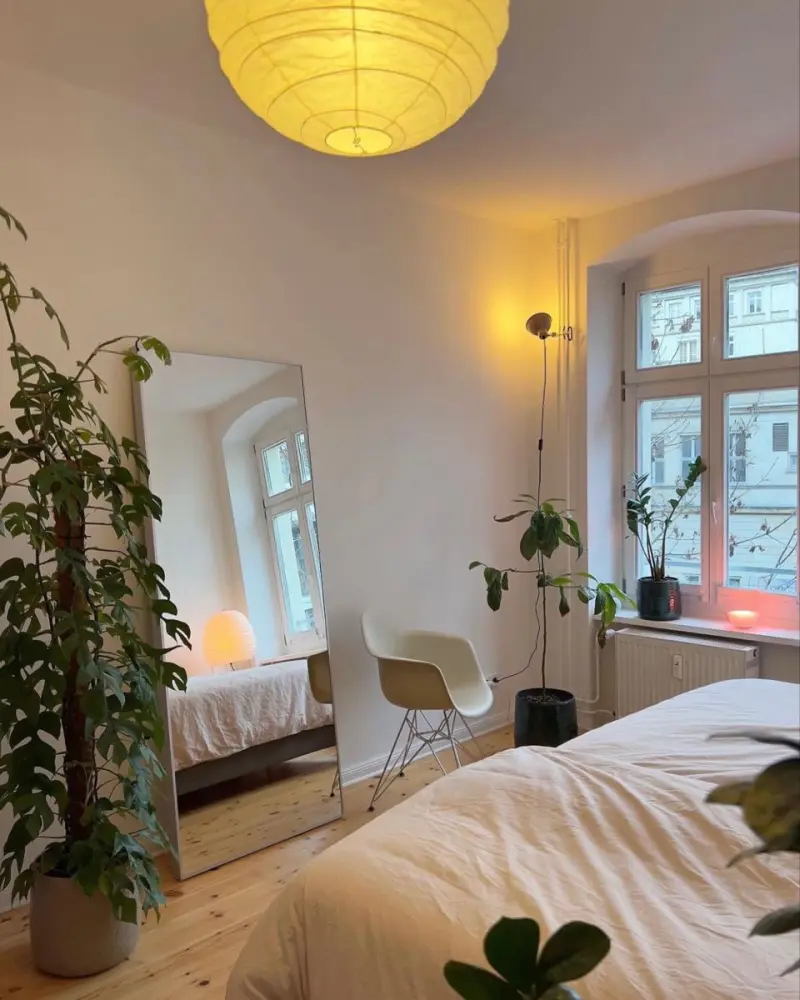 Велика шароподібна люстра з текстильним плафоном та теплим світлом