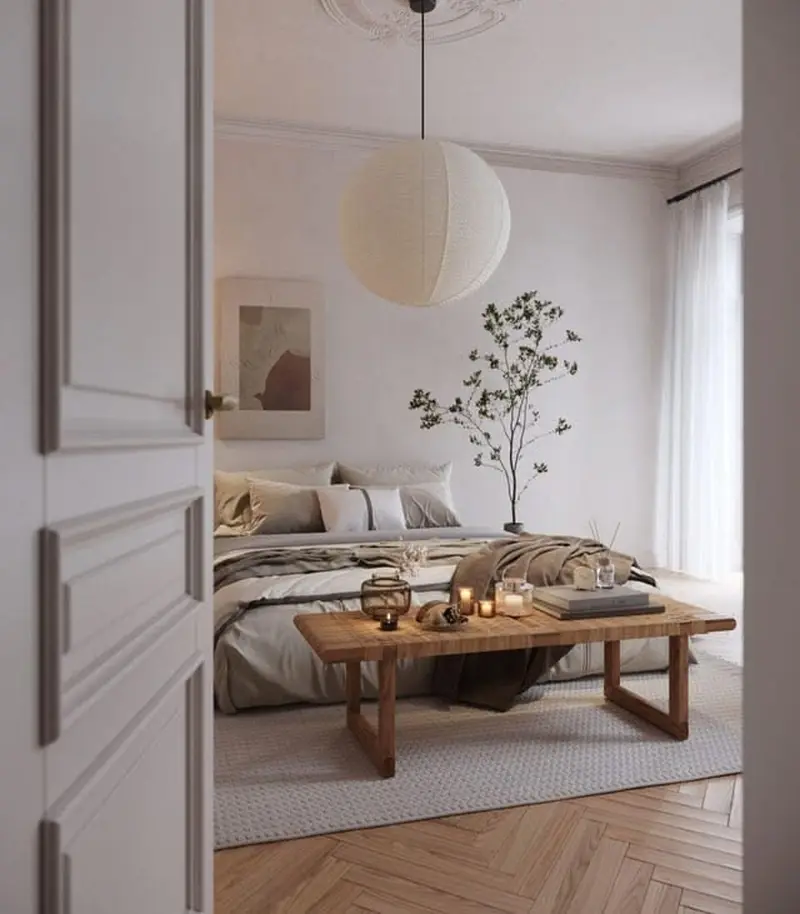 Низьке ліжко, столик та декор з відсилками до японської культури в сучасній спальні у стилі джапанді