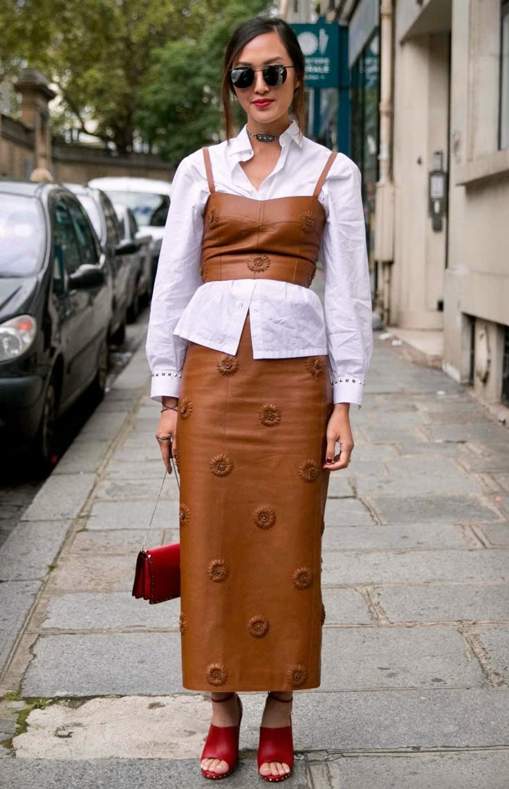 Стильні жіночі образи з білою сорочкою: як носити та з чим поєднувати – поради, ідеї, фото top na rubashku, 30, Стильні жіночі образи з білою сорочкою: як носити та з чим поєднувати – поради, ідеї, фото образы