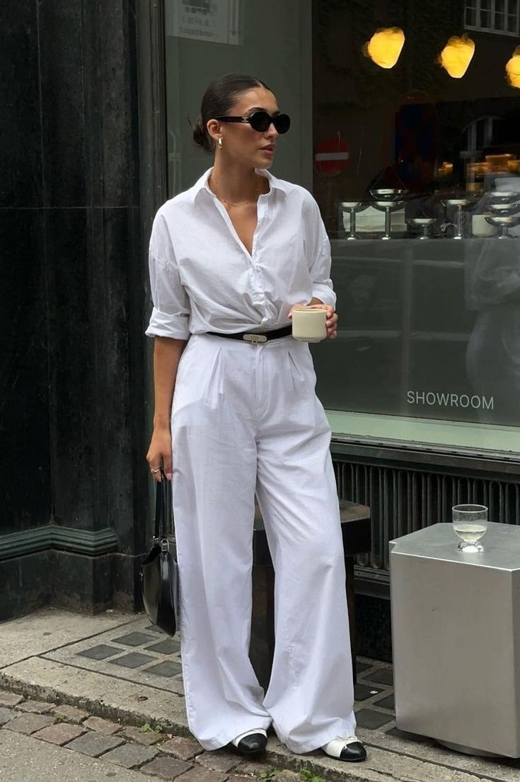 Стильні жіночі образи з білою сорочкою: як носити та з чим поєднувати – поради, ідеї, фото total3, 47, Стильні жіночі образи з білою сорочкою: як носити та з чим поєднувати – поради, ідеї, фото образы