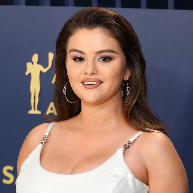 15 жіночих стрижок для круглого обличчя, які підкреслять вашу унікальність Обємна укладка волосся вгору