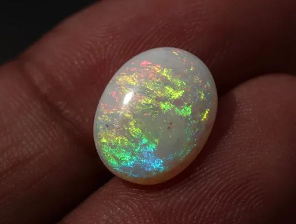 Камені за знаками зодіаку та датою народження: як знайти свій талісман Опал