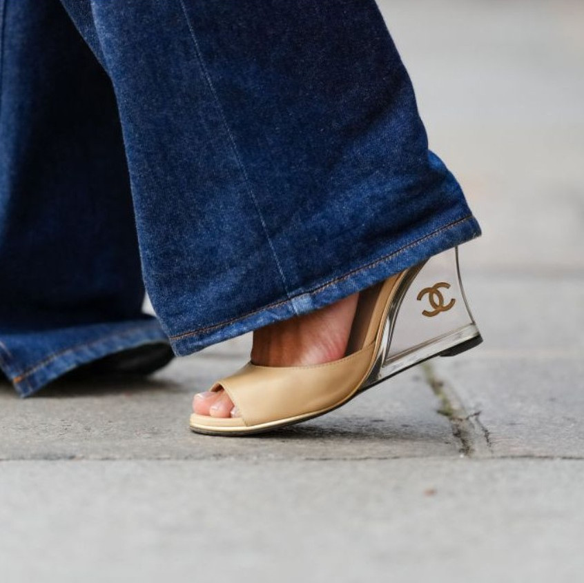 Що купити на осінь 2025: головні тренди жіночого взуття wedge1 e1755773732613, 52, Що купити на осінь 2025: головні тренди жіночого взуття Жіноче взуття