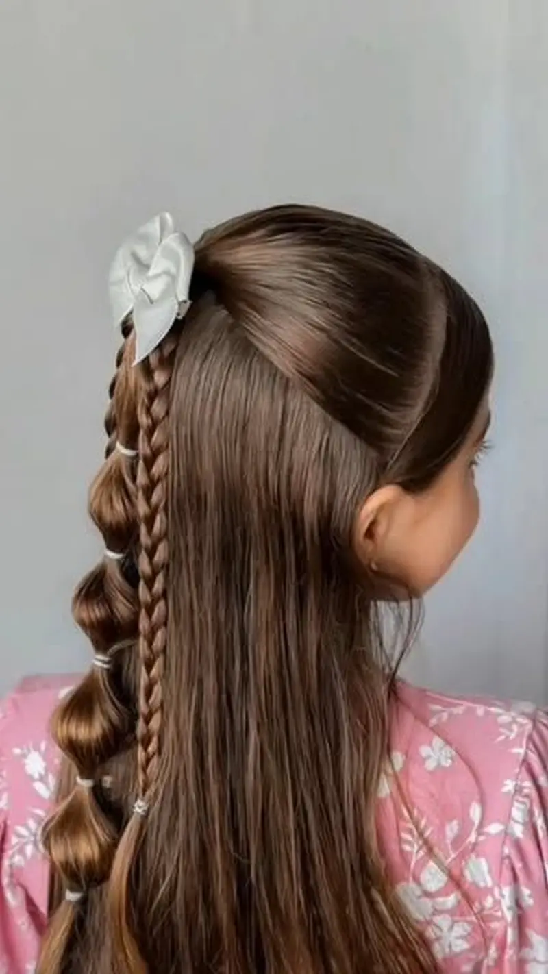 Комбінована зачіска на довге волосся з "мальвіною", білим бантом, звичайною косою та об’ємною "бульбашковою" 