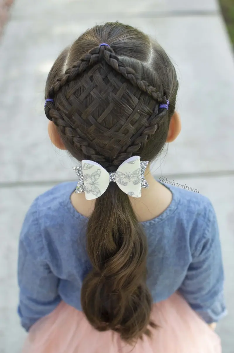 Складне плетіння у вигляді ромба (діаманта) з косичек, сітки всередині та низький хвіст