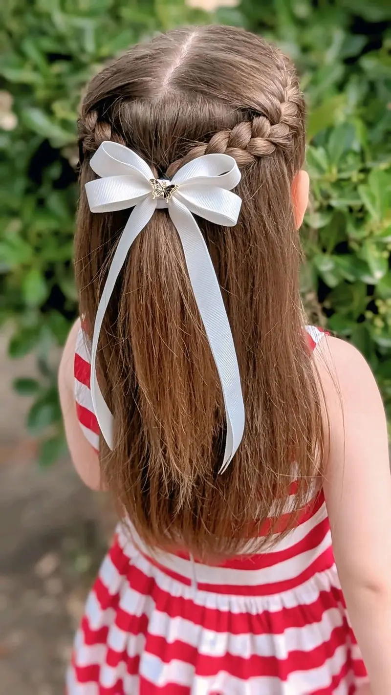 "Мальвінка" з двох французьких кіс, що сходяться на потилиці та прикрашені великим білим бантом з металевим декором