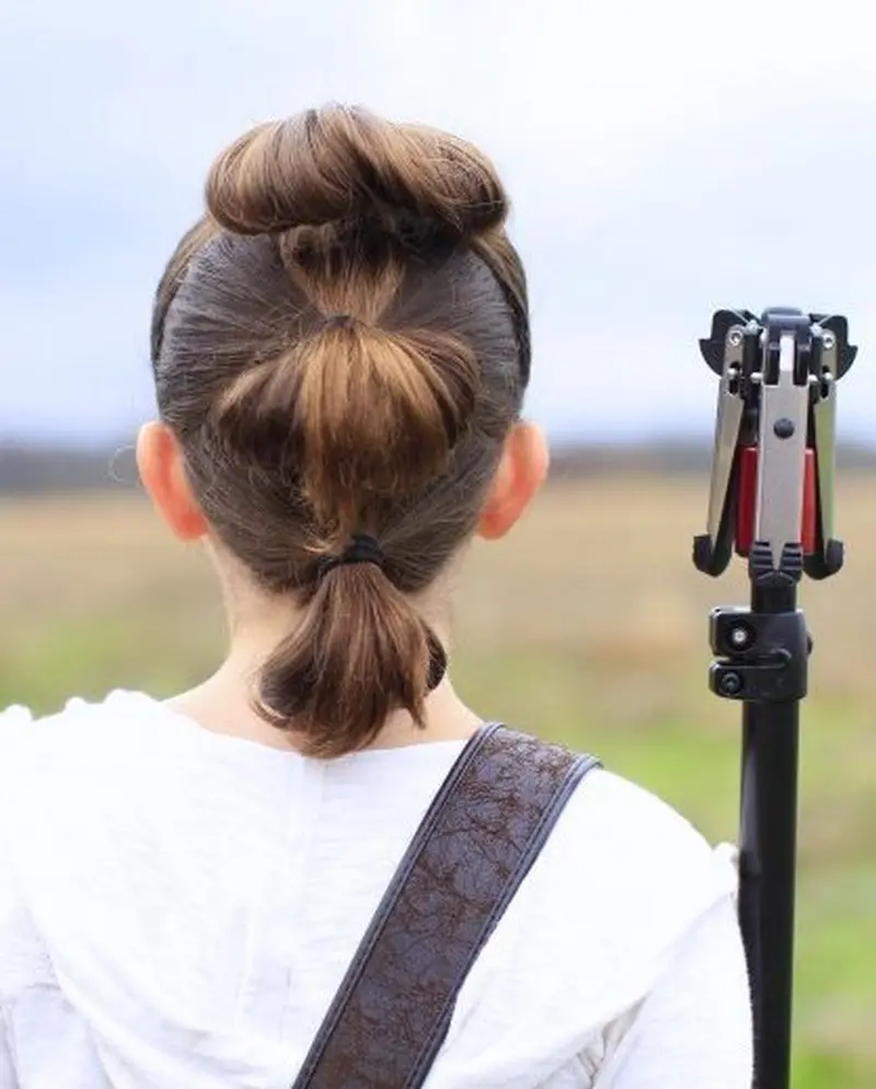 Вертикальний ряд із трьох маленьких пучків-петль, розташованих один під одним вздовж потилиці