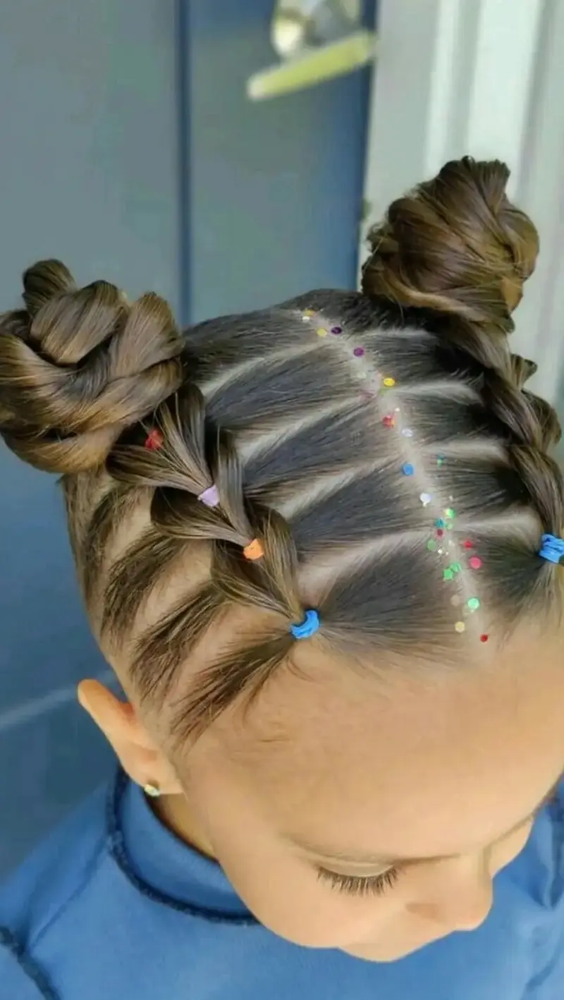 Творча зачіска з пучками, кольоровими резинками та проділами, акцентованими яскравим глітером