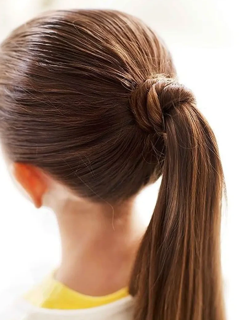 Високий хвіст, де резинка повністю прихована обгорнутим пасмом волосся, що створює бездоганно охайний вигляд