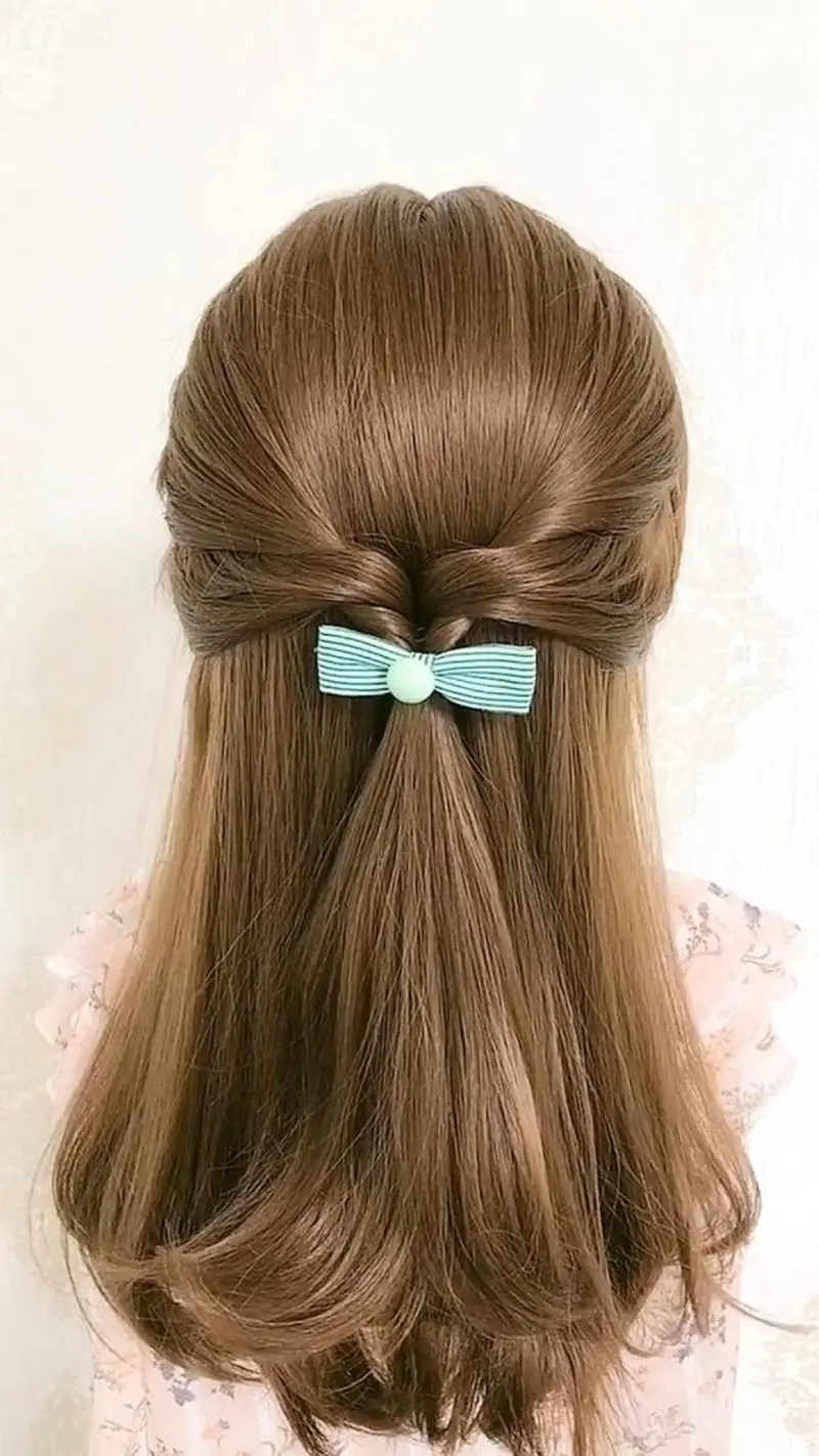 "Мальвінка" на потилиці з вивернутим хвостом, прикрашена бірюзовим бантиком