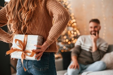 Що подарувати чоловікові на Новий 2026? 105 ідей потрібних, теплих, кумедних, оригінальних подарунків , 24, Що подарувати чоловікові на Новий 2026? 105 ідей потрібних, теплих, кумедних, оригінальних подарунків Грошовий манікюр